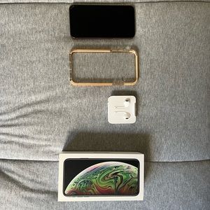 iPhone XS 256GB // comes with earphones // comes with outer box case